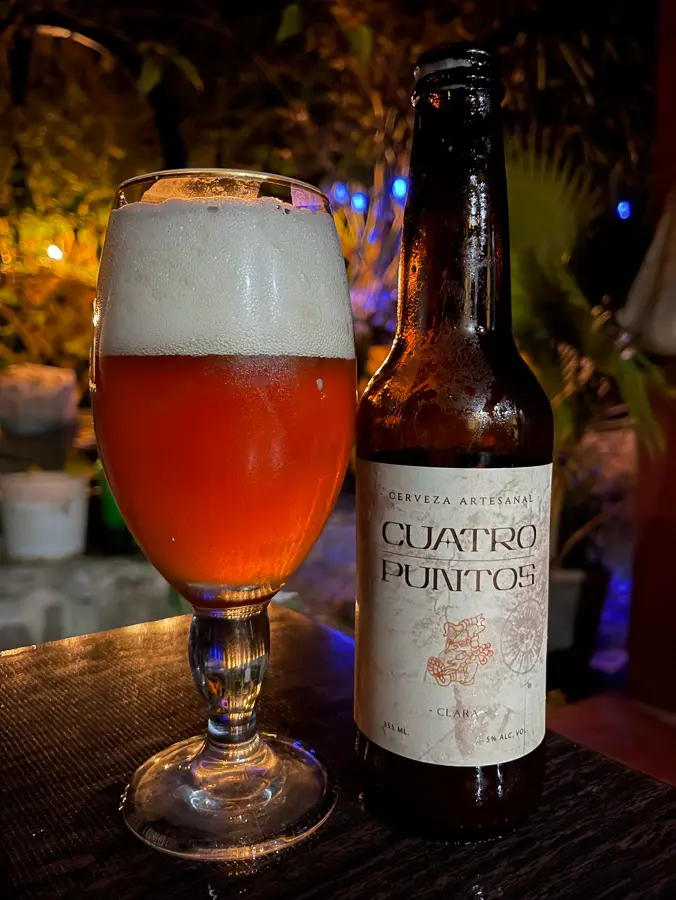 Cuatro Puntos Clara servida en copa de noche